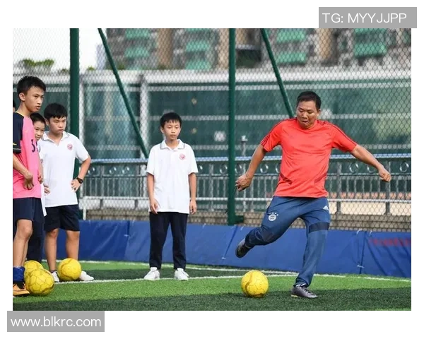 男生足球技术出众展现魅力球场风采令人赞叹不已