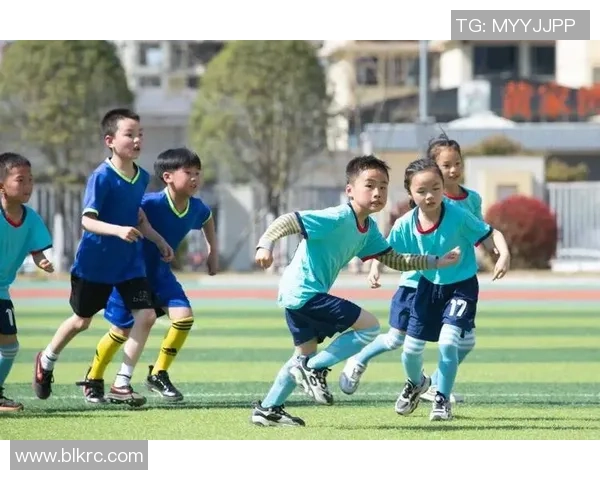 踢足球的挑战与乐趣探索让我们在球场上不断成长与进步